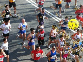 Una carrera popular recauda fondos para repartir alimentos en un barrio cacereño