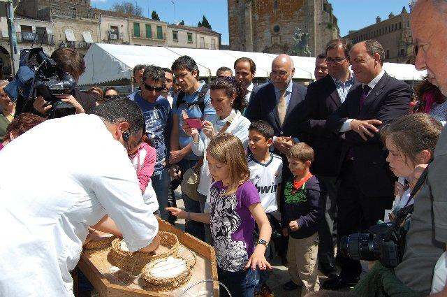 Decenas de personas aprenden a hacer queso en un taller tradicional en la Plaza Mayor de Trujillo