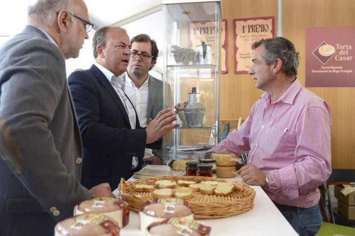 El presidente José Antonio Monago visita la XXIX edición de la Feria Nacional del Queso de Trujillo