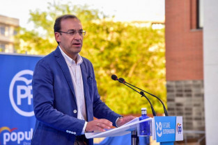 El alcalde de Cáceres muestra su compromiso con la rehabilitación de la muralla