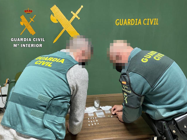 La Guardia Civil se incauta de 14 envoltorios de cocaína escondidos en la barra de un bar de Valencia de Alcántara