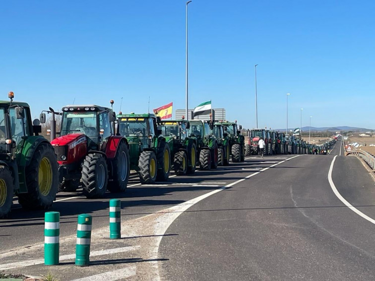 Labradores y ganaderos de Almendralejo apoyan la “Tractorada a Bruselas” y animan a participar en ella