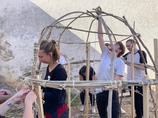 Estudiantes alemanes visitan Extremadura para aprender cómo construir chozos de pastoreo