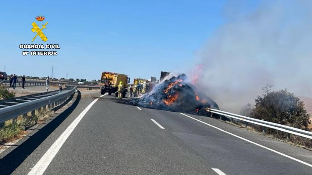 Incendio de un camiu00f3n de paja en la autovu00eda A66