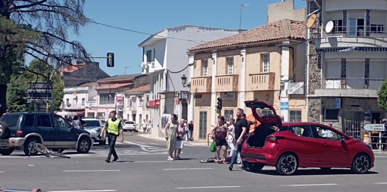 Herido de gravedad un joven que impactó contra un turismo cuando circulaba con su bicicleta por Moraleja