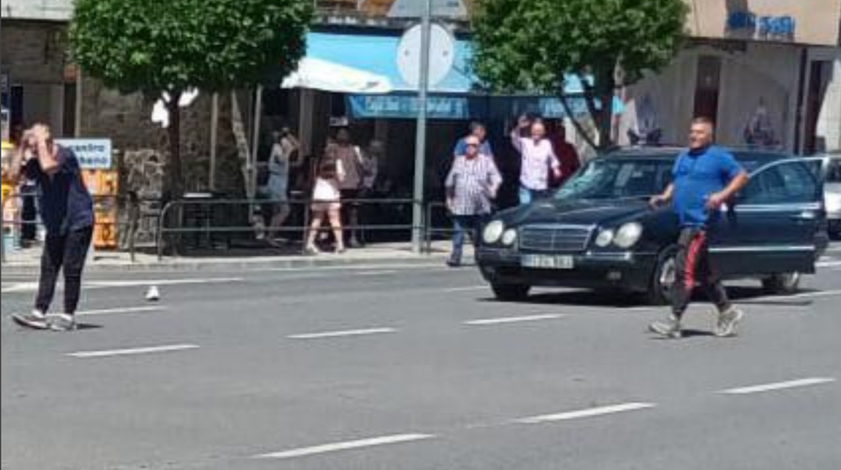 Accidente de un ciclista que choca contra un turismo en Moraleja.