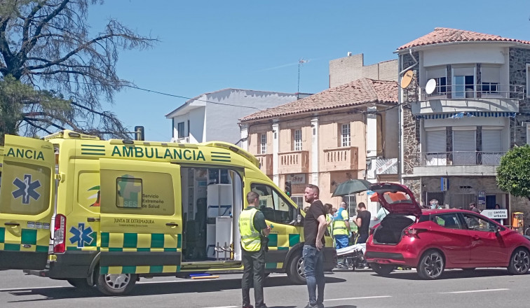 Fallece el joven de 25 años que chocó contra un vehículo en el centro de Moraleja