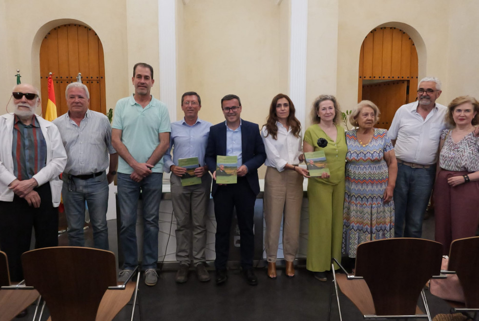 Villanueva de la Serena rinde homenaje a José Luis Pérez Chiscano con un libro sobre su obra ornitológica