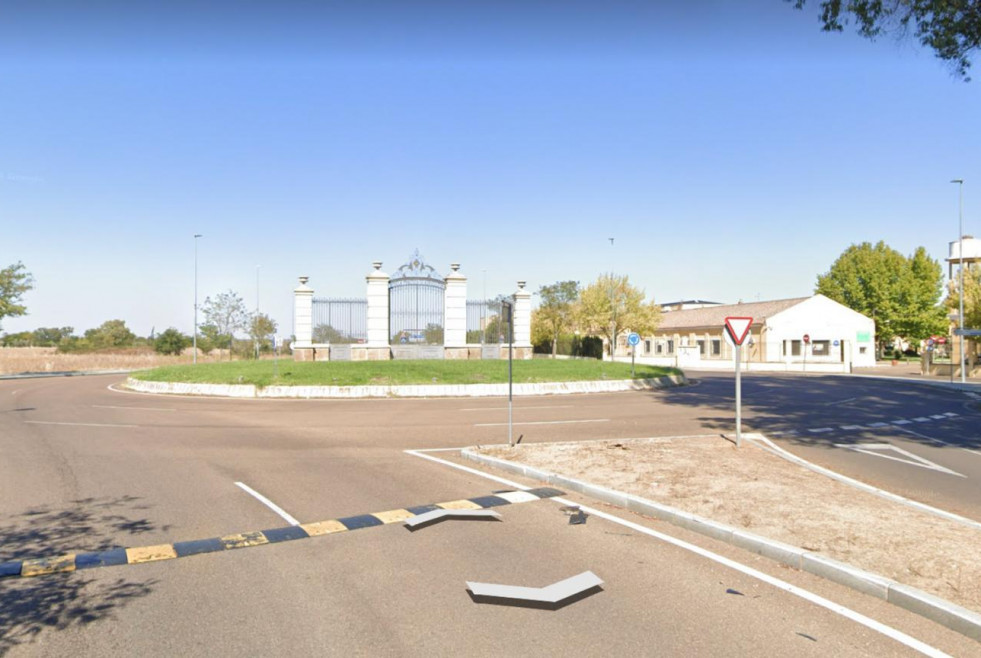 Un motorista pierde la vida al salirse de la vía en una rotonda en Badajoz