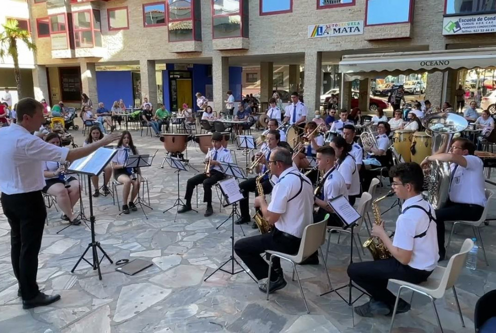 La Banda de Música de Navalmoral de la Mata celebra su 25º aniversario con un concierto conmemorativo