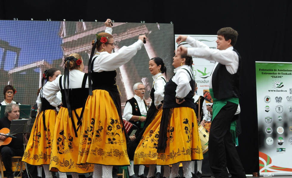 El folclore extremeño desembarca en Euskadi con música, bailes y sabores para toda la familia
