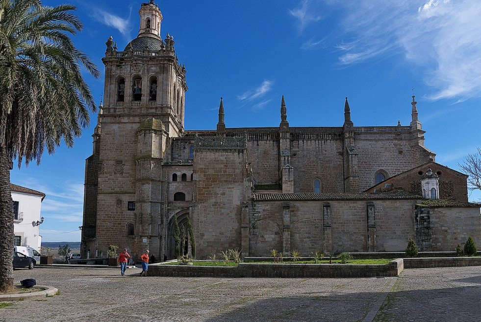 La Plaza de la Catedral de Coria se convierte en un tablero de juego gigante