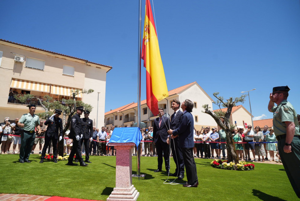 Aznar y Ana Botella participan en Jaraíz de la Vera en el izado de la bandera de España