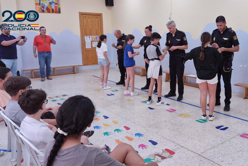 Más de 200 alumnos de Badajoz reciben el carné de 'ciberexpertos' de la Policía Nacional