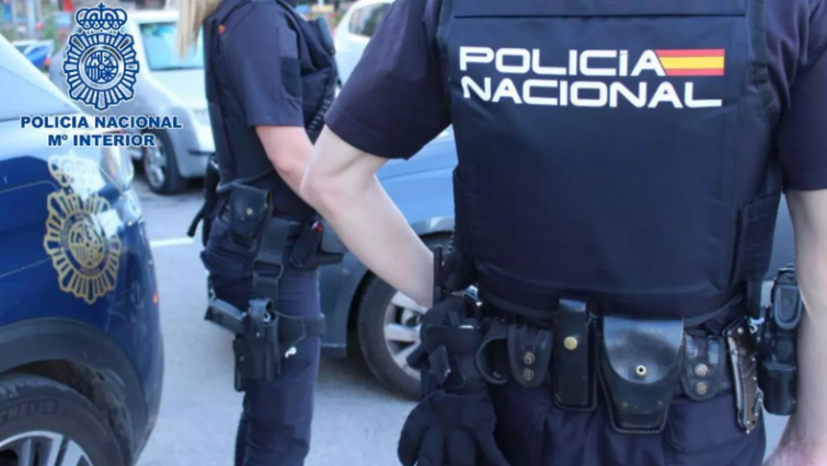 Un hombre tira al suelo en plena calle a una mujer de 73 años para robar 95 euros