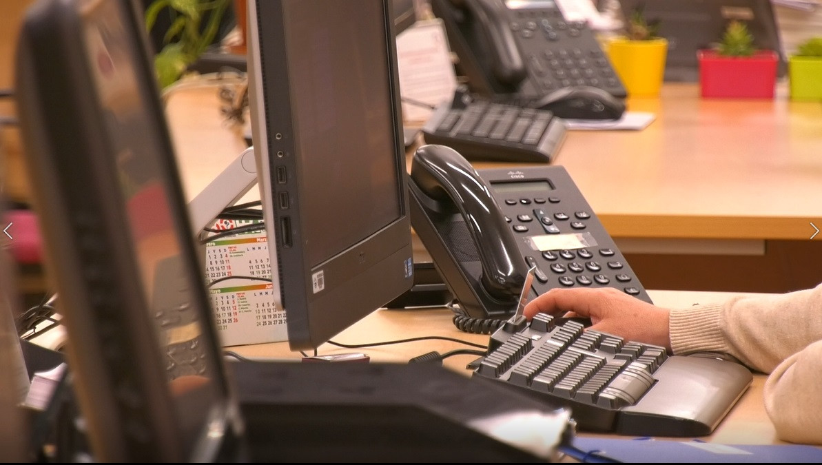 OFICINA-ORDENADOR-TELÉFONO-TRABAJO