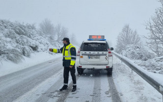 Llega la nieve a Extremadura y obliga a cortar el tráfico pesado en la carretera N-110 en Tornavacas