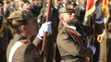 Más de 450 personas participan en un acto civil de jura de bandera en Cáceres