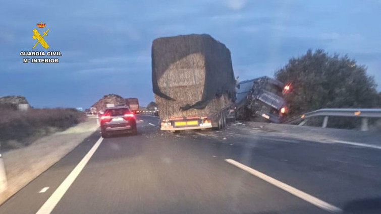 Dos heridos al chocar por detrás un camión con un autobús parado en la A-5 en Navalmoral