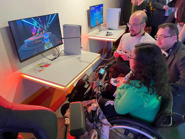 Un mando accesible para la PlayStation 5 aterriza en Extremadura y permite jugar a personas con discapacidad