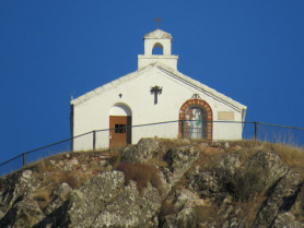 Varias dotaciones de bomberos y Guardia Civil rescatan a un mujer que cayó de noche junto a una ermita