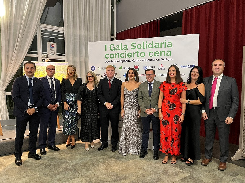 La I Gala Solidaria de la Asociación Española contra el Cáncer reúne a 200 personas en Badajoz