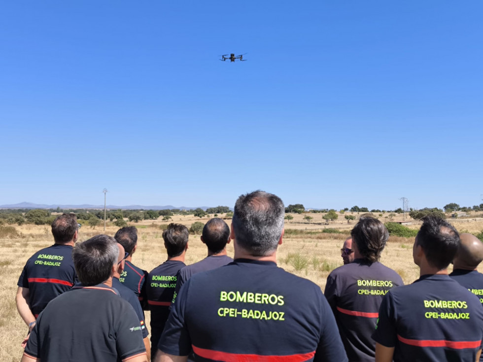 Los bomberos del CPEI de Badajoz se forman en el uso de drones y sistemas aéreos de visión