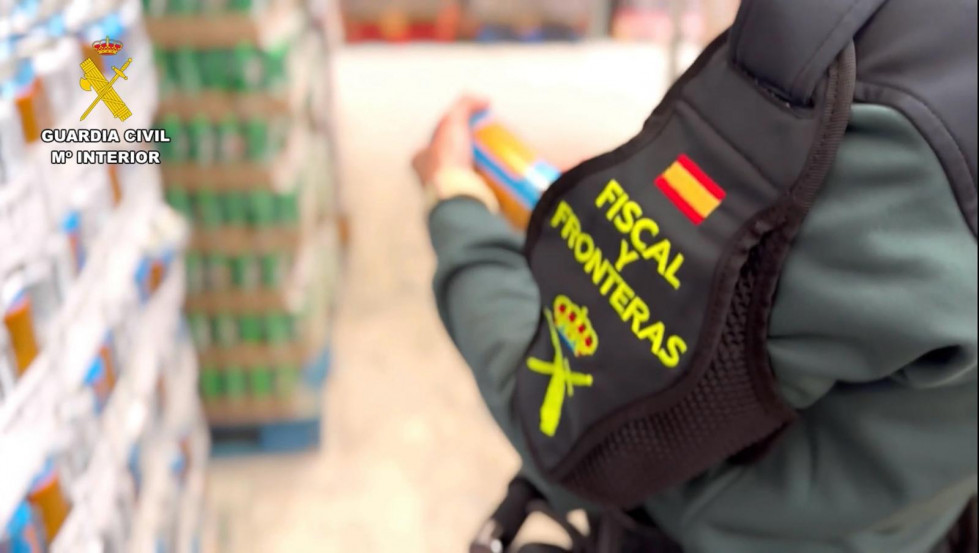 La Guardia Civil interviene 430 latas de refresco en una tienda de Coria