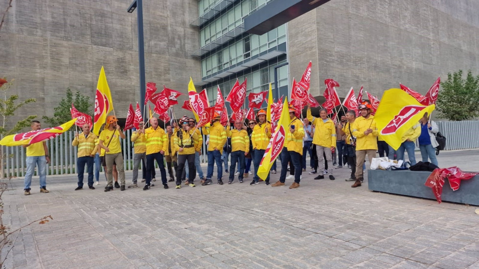 Bomberos forestales del Infoex se concentran para reclamar el reconocimiento de su carrera profesional