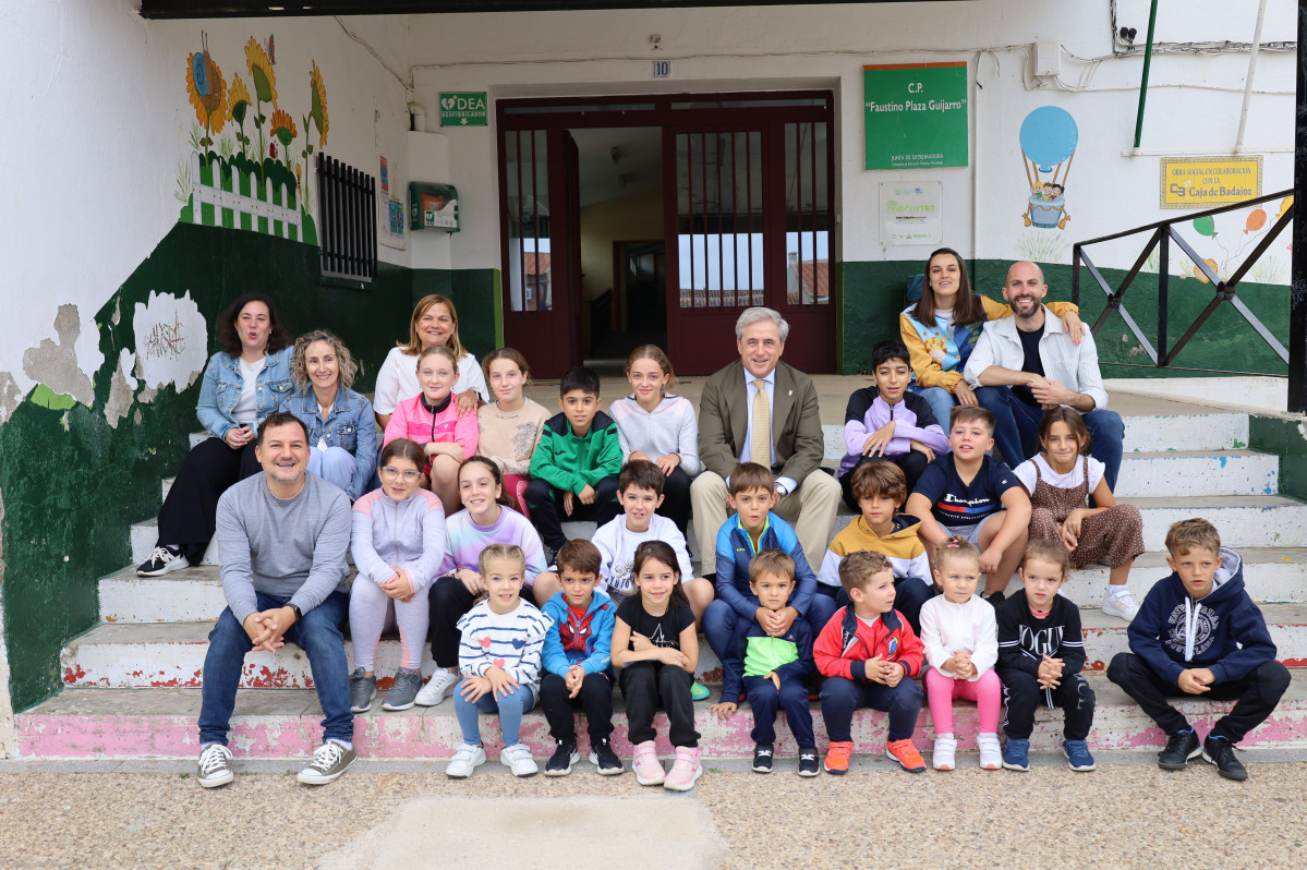 Ignacio Higuero con los niu00f1os del colegio de Helechosa de los Montes.