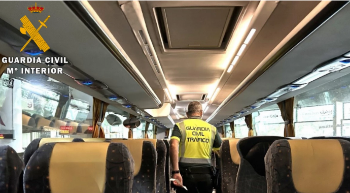 La Guardia Civil pilla en Galicia al conductor de un autobús de Cáceres que manipulaba el tacógrafo