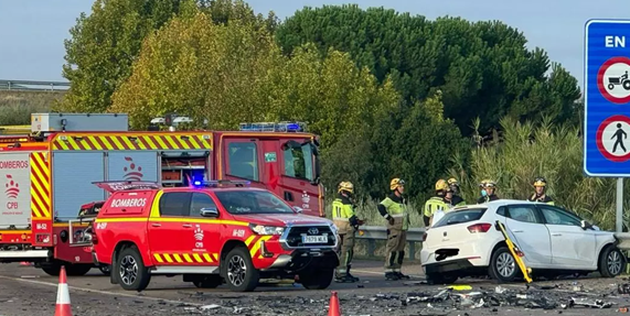 Un fallecido en un choque frontal entre un camión y un turismo en la EX-A2 en Villanueva de la Serena