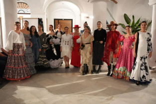 Éxito de tres diseñadoras extremeñas en el desfile de moda flamenca de Villanueva