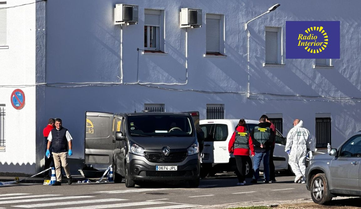 La Guardia Civil en la calle Luis Chamizo toma pruebas del asesinato.