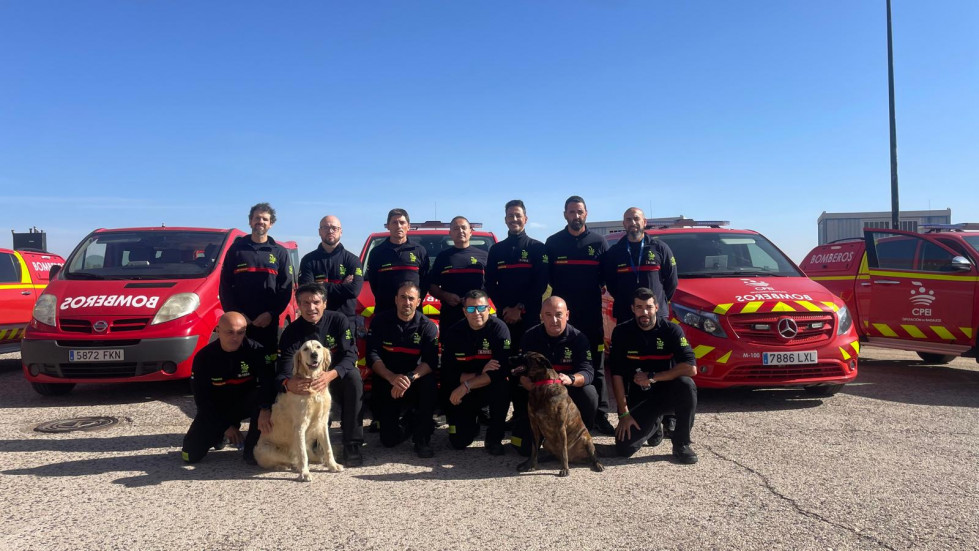 Una expedición de 13 bomberos de Badajoz ya colabora en las labores de rescate en Valencia