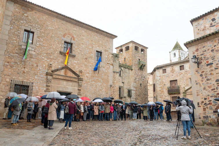 La Diputación de Cáceres guarda un minuto de silencio por las víctimas de la DANA