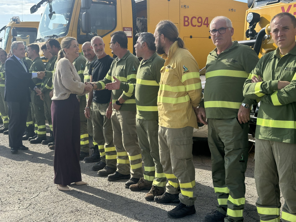 Extremadura manda a Valencia más de 50 bomberos forestales y 20 camiones autobombas