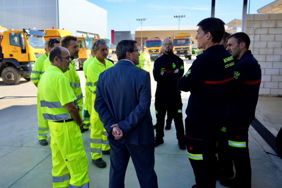 Una nueva expedición con maquinaria pesada, operarios y bomberos parte hacia Valencia