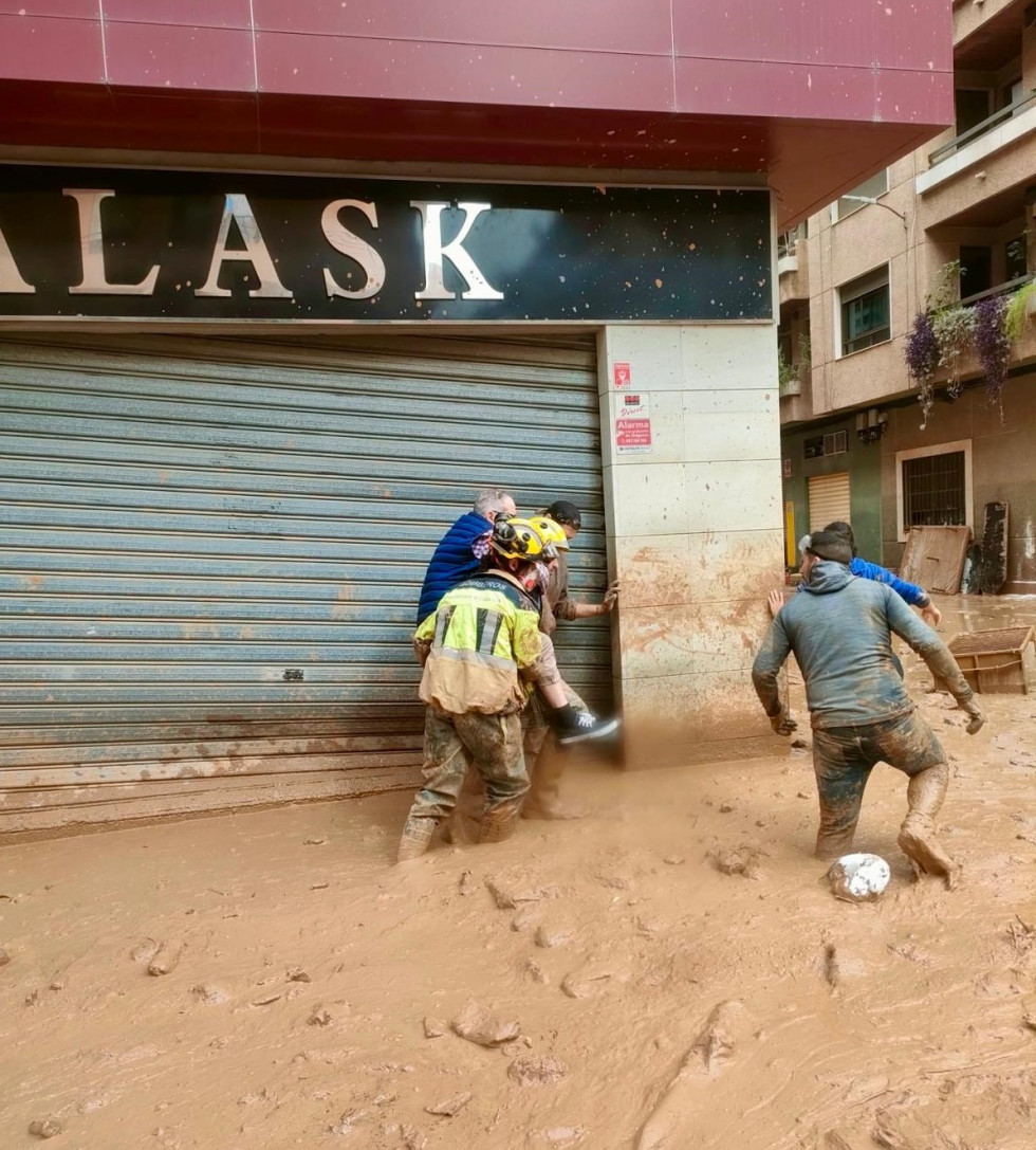 Así trabajan los bomberos de la Diputación de Cáceres en uno de los puntos más afectados por la DANA