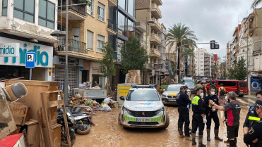 El alcalde de Mérida reconoce el trabajo de la Policía Local desplazada a Valencia