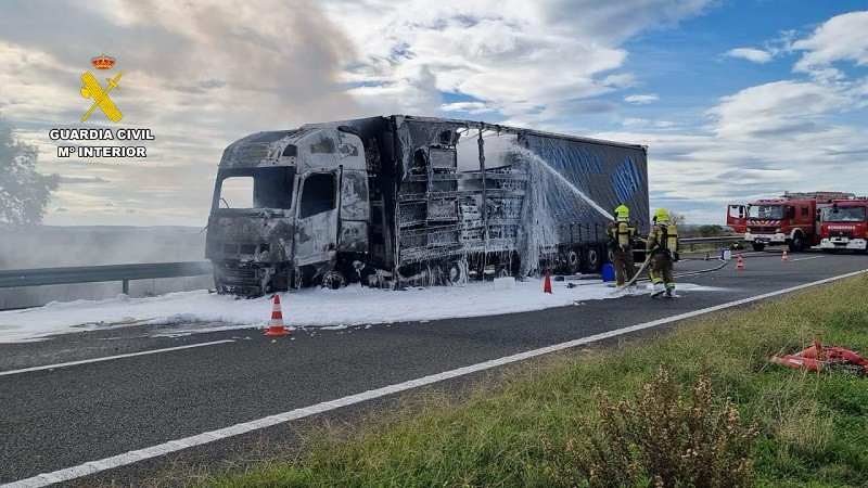 El incendio de una cabeza tractora obliga a cortar un tramo de la autovía EX-A1