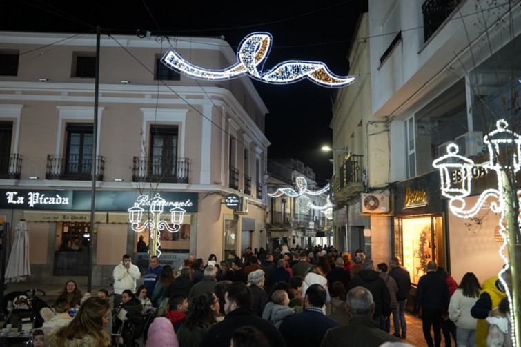 Villanueva inaugura el encendido navideño con más de 998.000 puntos de luz por toda la ciudad