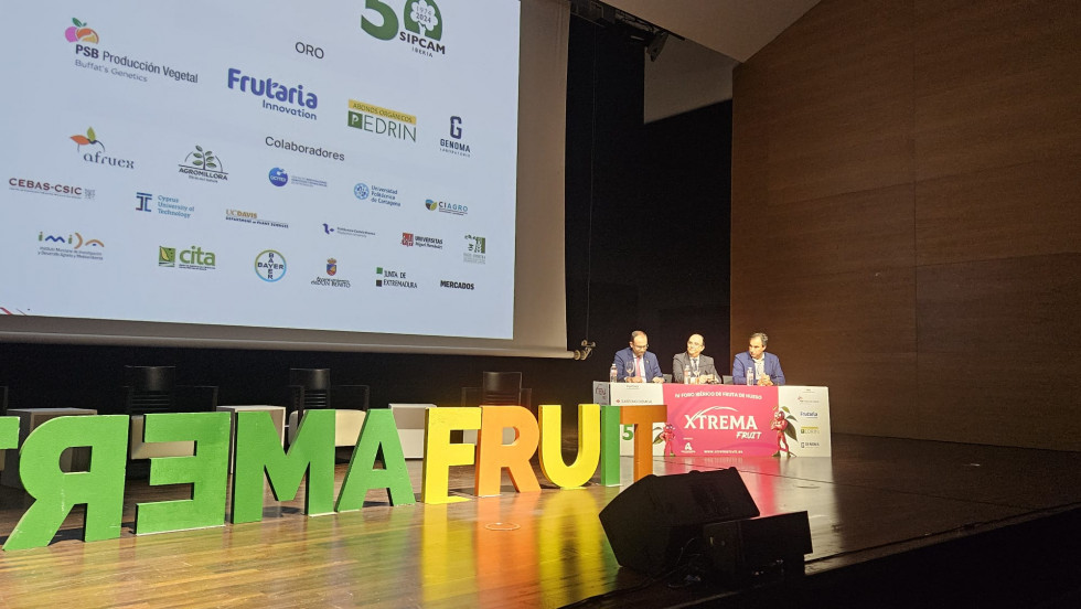 La Junta apuesta por el cultivo de la fruta de hueso en la inauguración del IV Foro Ibérico Xtrema Fruit