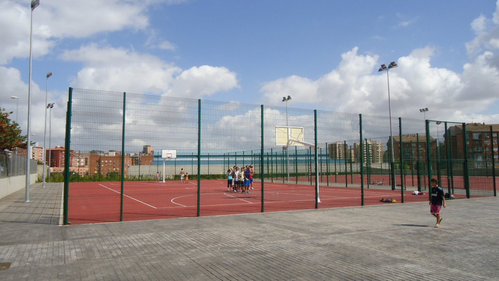 El Ayuntamiento de Cáceres arreglará y pintará ocho pistas polideportivas en varios barrios