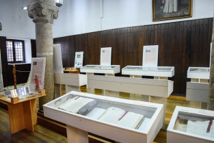 Una exposición de 43 documentos refleja la relación del Ayuntamiento de Mérida con Santa Eulalia