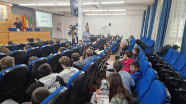 Más de 140 alumnos de Mérida participan en unas jornadas para conocer el peligro de internet