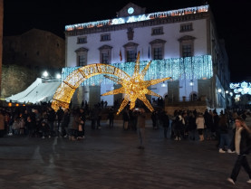 Cáceres enciende las luces de Navidad con una cuenta atrás y cañones de nieve