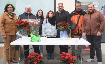 Feafes Salud Mental vende en Mérida flores de pascua y gominolas para financiar sus servicios