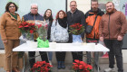 Feafes Salud Mental vende en Mérida flores de pascua y gominolas para financiar sus servicios