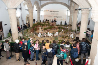 El belén del Palacio de Carvajal luce en todo su esplendor con cerca de 300 figuras